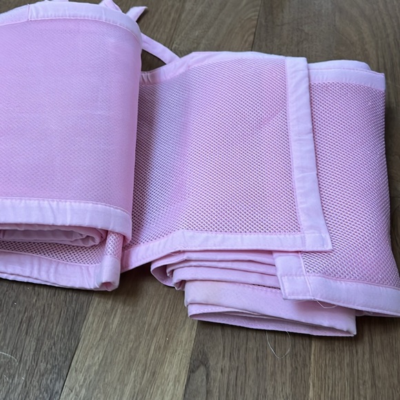 Baby Crib Mesh Bumper -Like New in Pink - Picture 2 of 2